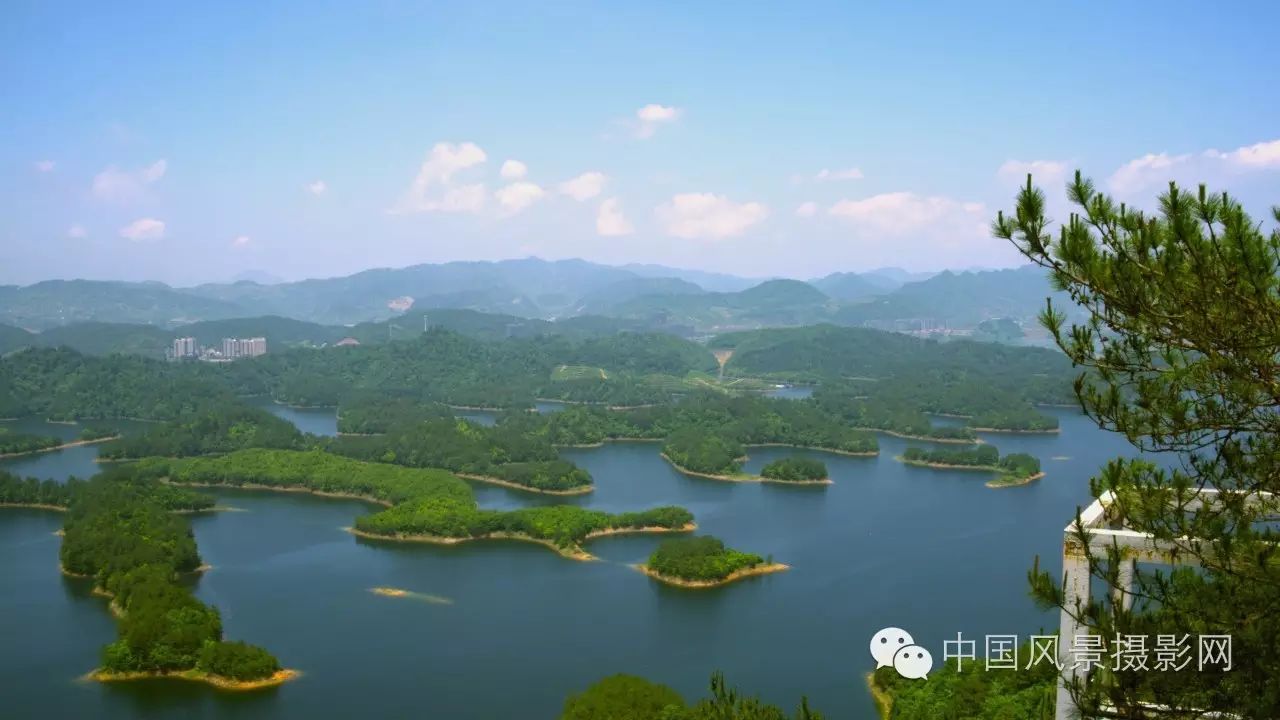 黄山尖位于东南湖区珍珠半岛,距千岛湖镇西园旅游码头五公里,游艇行驶