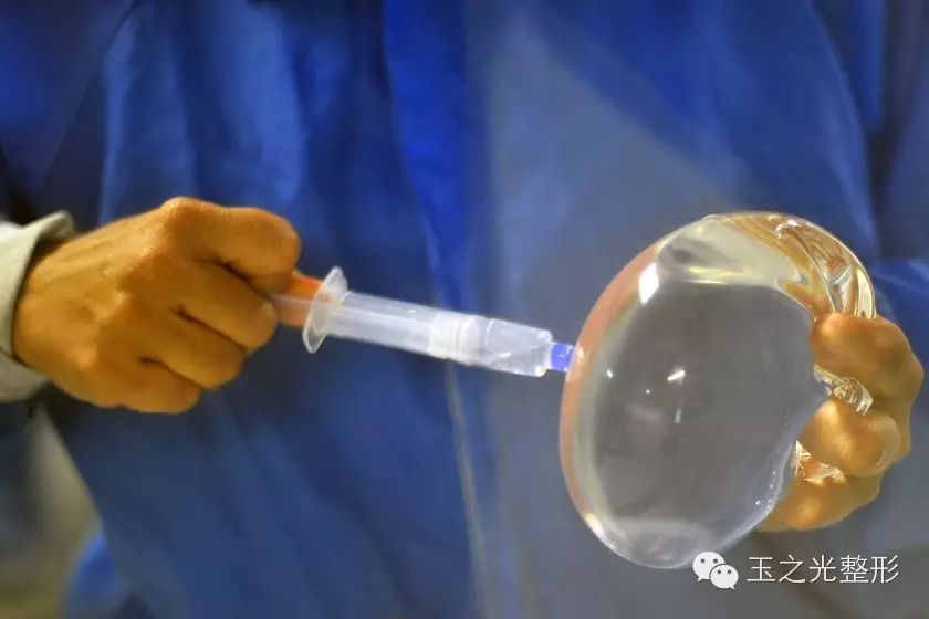 4,隆胸假体取出后爱美者要注意保养胸部,并适量的进行运动,但禁止