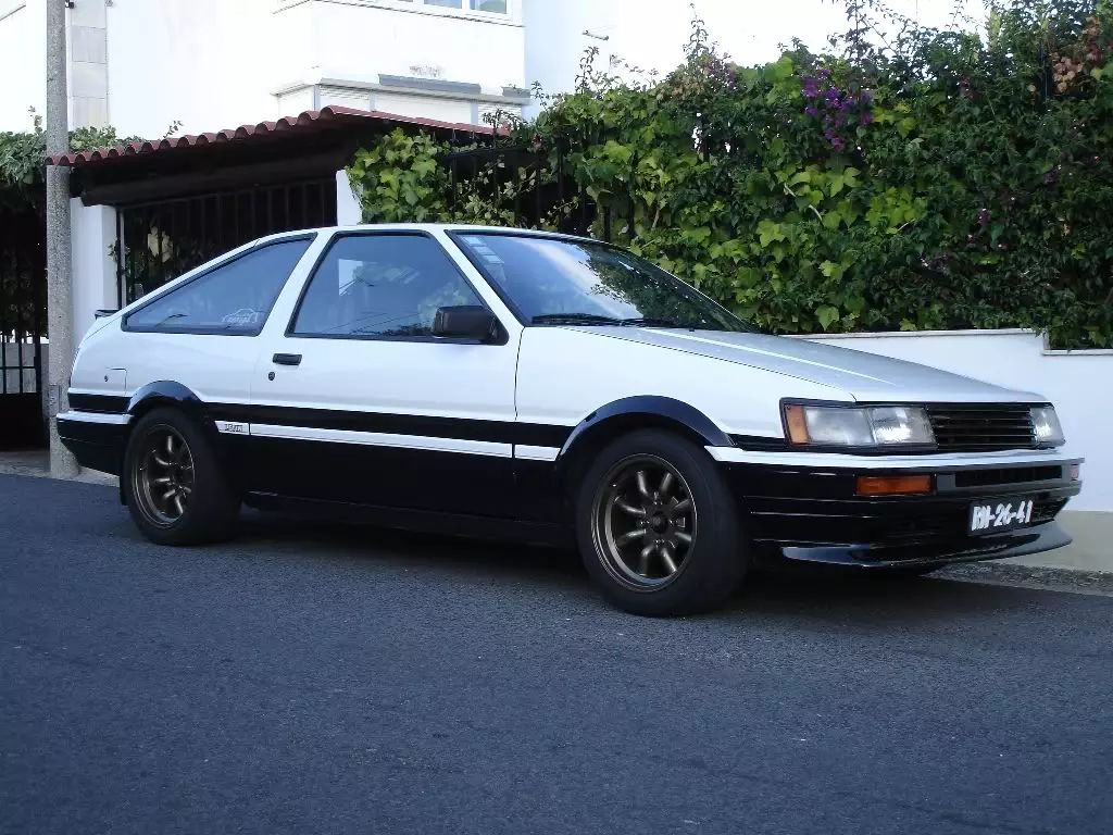 ae86 levin是ae86trueno的孪生兄弟.两者的区别是面罩及尾灯设计不同.