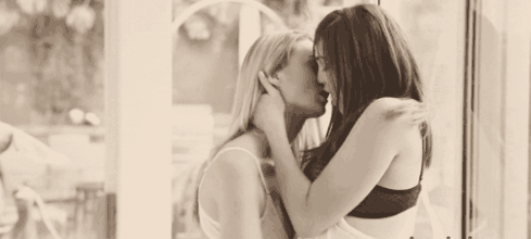 01 虐狗 就要秀恩爱 2月12日~2月20日 到店接吻三秒,半价即可得暖心