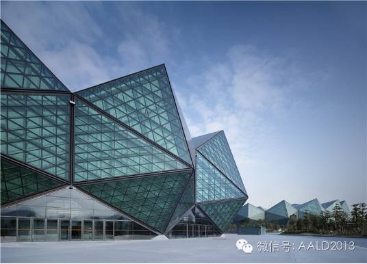 在光和彩的诱导下我们复制出的“不夜城”丨A · 趣谈