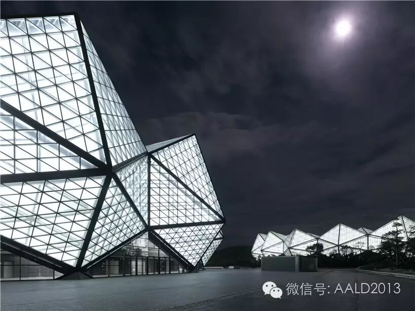 在光和彩的诱导下我们复制出的“不夜城”丨A · 趣谈