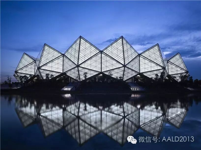 在光和彩的诱导下我们复制出的“不夜城”丨A · 趣谈