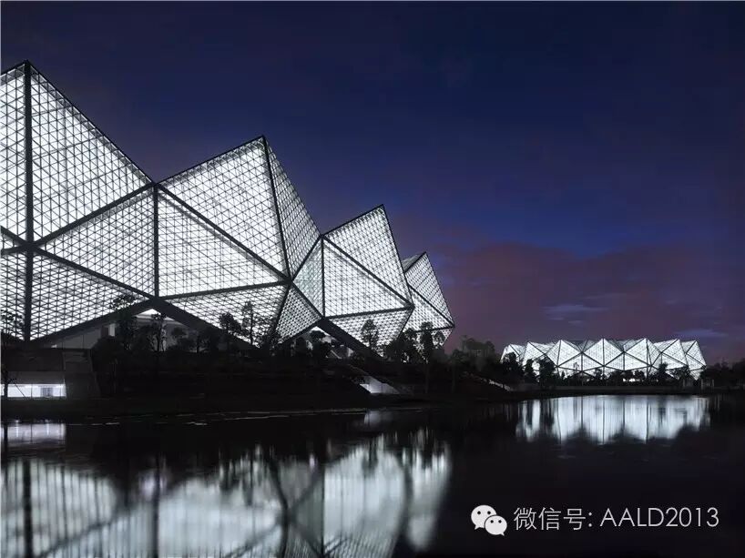 在光和彩的诱导下我们复制出的“不夜城”丨A · 趣谈