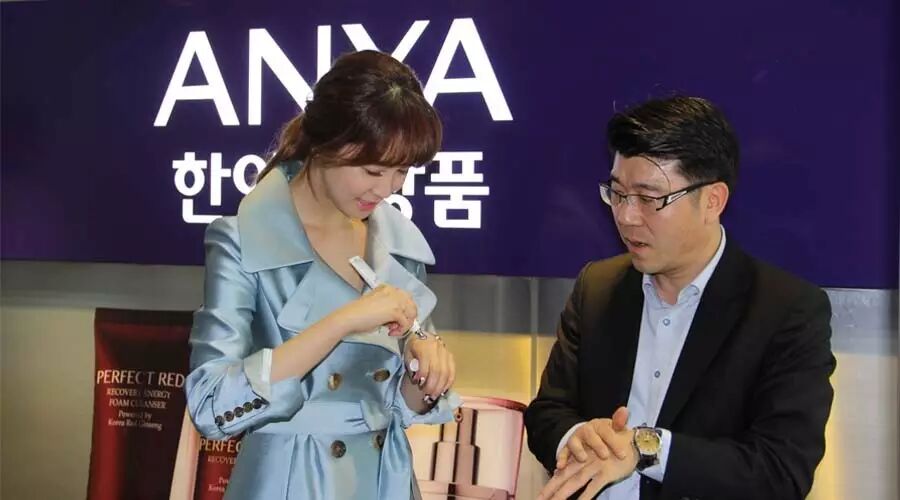 李多海现身珀莱雅总部 她是来打卡上班的?