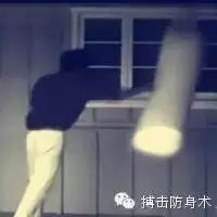 60年代的格斗高手都在李小龙后院踢过这个沙袋