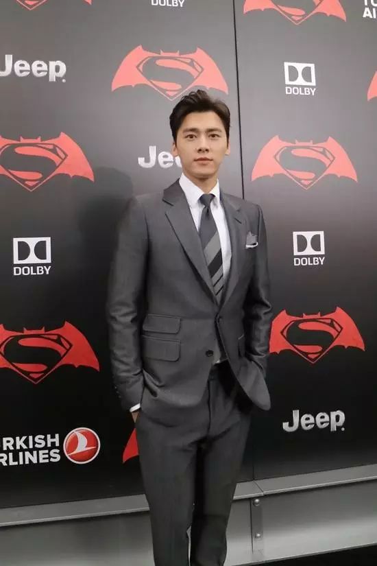 观战大使李易峰现身“蝙超”纽约首映礼