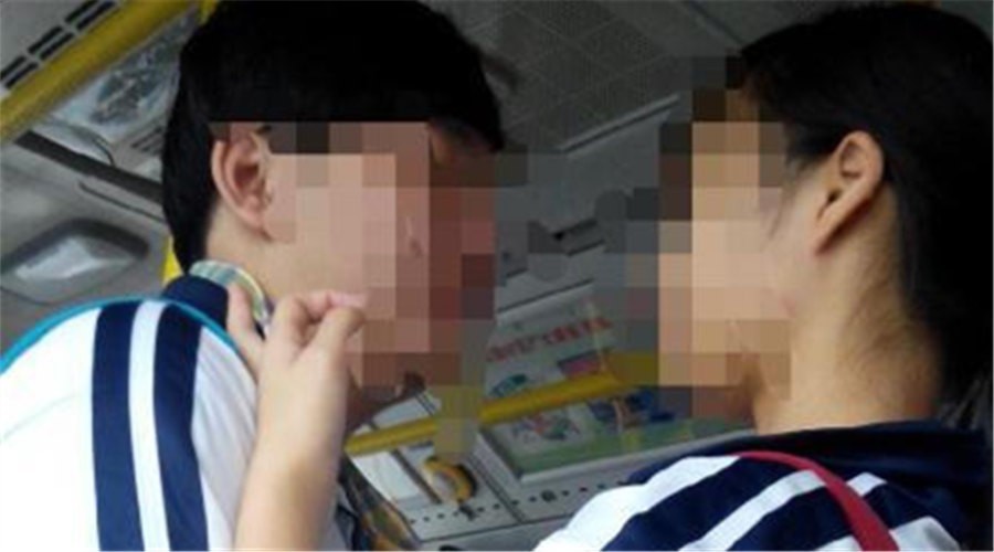 武漢初中生公交上擁吻20分鐘，乘客扭頭裝瞎。那畫面真…