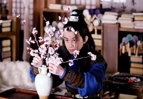 93年的奶茶妹妹怀孕,00年的易烊千玺庆生15岁,称99年的王俊凯有代沟…我们都老了!-怀孕期