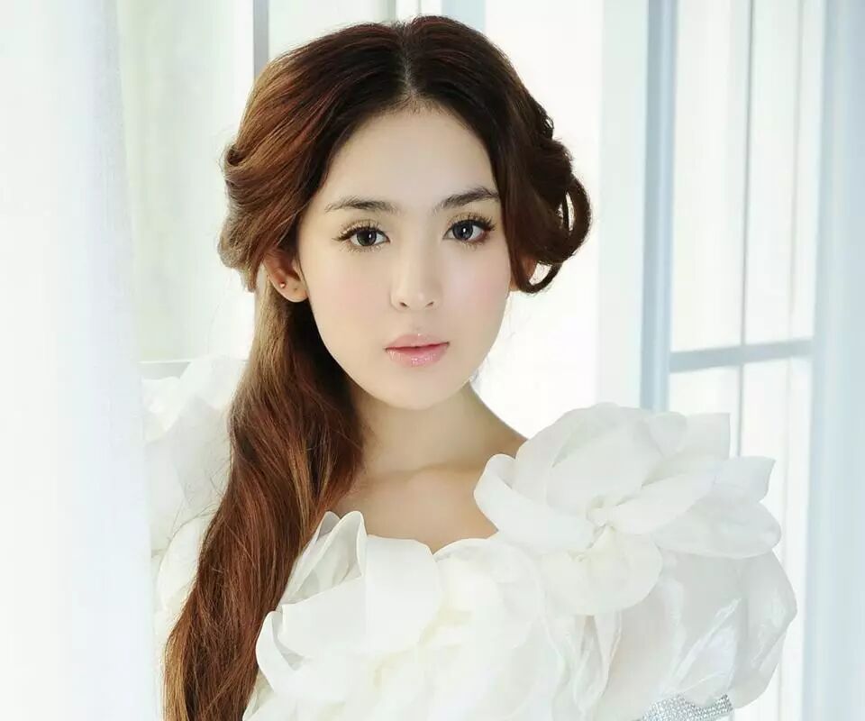 93年的奶茶妹妹怀孕,00年的易烊千玺庆生15岁,称99年的王俊凯有代沟…我们都老了!-怀孕期