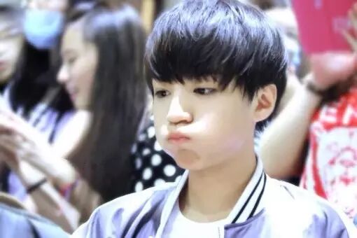 93年的奶茶妹妹怀孕,00年的易烊千玺庆生15岁,称99年的王俊凯有代沟…我们都老了!-怀孕期