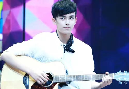 93年的奶茶妹妹怀孕,00年的易烊千玺庆生15岁,称99年的王俊凯有代沟…我们都老了!-怀孕期