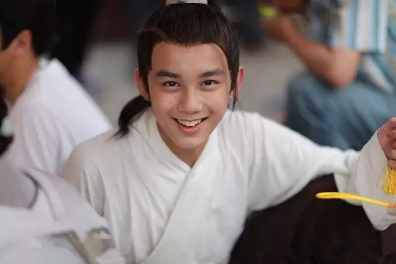 93年的奶茶妹妹怀孕,00年的易烊千玺庆生15岁,称99年的王俊凯有代沟…我们都老了!-怀孕期