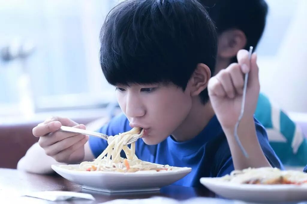 93年的奶茶妹妹怀孕,00年的易烊千玺庆生15岁,称99年的王俊凯有代沟…我们都老了!-怀孕期