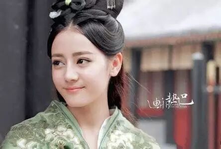 93年的奶茶妹妹怀孕,00年的易烊千玺庆生15岁,称99年的王俊凯有代沟…我们都老了!-怀孕期