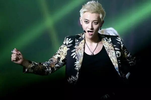 93年的奶茶妹妹怀孕,00年的易烊千玺庆生15岁,称99年的王俊凯有代沟…我们都老了!-怀孕期