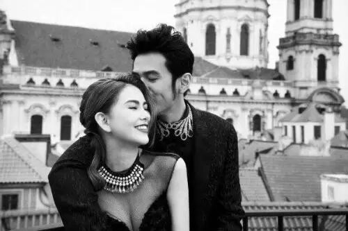 93年的奶茶妹妹怀孕,00年的易烊千玺庆生15岁,称99年的王俊凯有代沟…我们都老了!-怀孕期