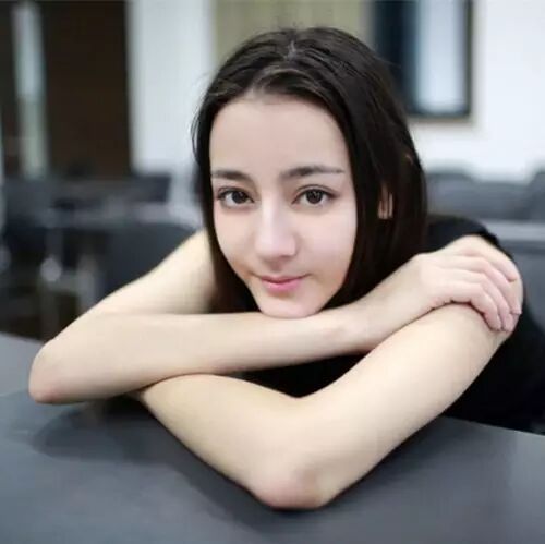 93年的奶茶妹妹怀孕,00年的易烊千玺庆生15岁,称99年的王俊凯有代沟…我们都老了!-怀孕期