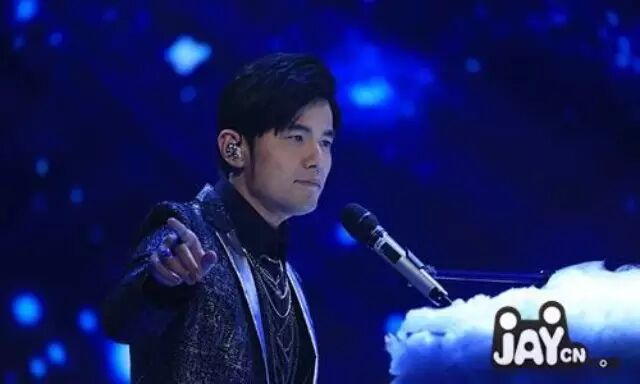 某学校高三放了周杰伦版《默》现场live作为减压节目