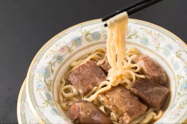 26年他做了一碗10000块的牛肉面,排队预约至少2个月,但有人...