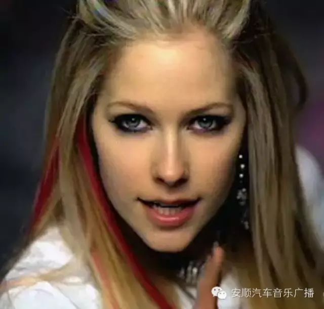 Avril Lavigne、Lil Mama《Girlfriend》