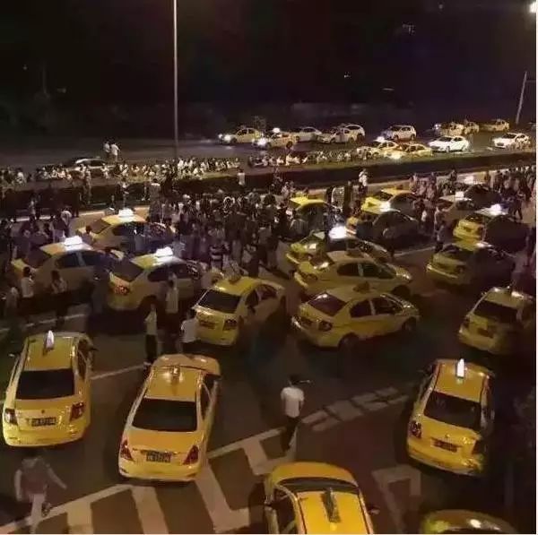2016年5月25日凌晨,重庆江北区红旗河沟至加州童心桥路段,多辆出租车