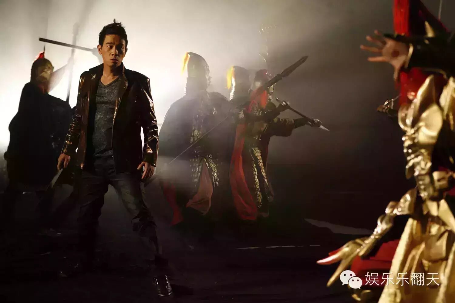 开扒娱乐圈里的贫民富翁实情!陈小春儿时家里太穷弟弟被卖