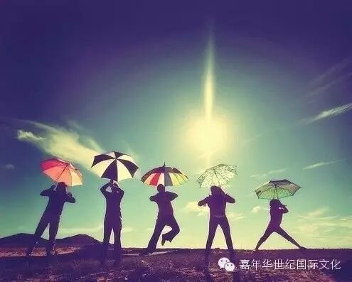 郎朗伴奏,谭校长和华晨宇周笔畅合唱《朋友》
