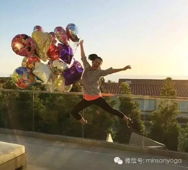 章子怡产后练瑜伽 玩心大起“踢”飞女儿气球!