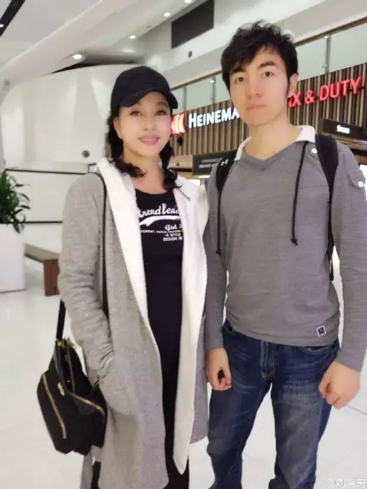 神奇!刘晓庆比妹妹还年轻 亲搂外甥似姐弟