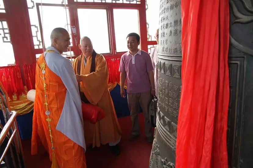 恒顺法师与活眼大师共同撞响平安钟,祈愿世界和平,国泰民安.