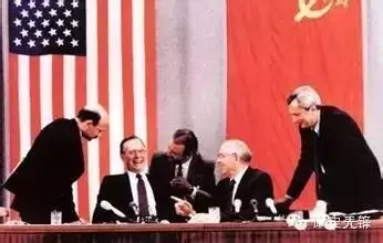 前苏联军官:美国正用“真实的谎言”使中国臣服于其民主之下 - 纽约文摘 - 纽约文摘 前苏联军官:美国正用“真实的谎言”使中国臣服于其民主之下 - 纽约文摘 - 纽约文摘