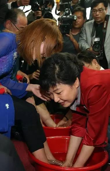 母亲朴槿惠：人要活得正直和真诚！