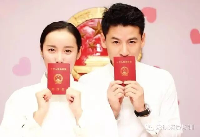 【钱泳辰影视培训机构创始人&mdash;&mdash;钱泳辰先生晒结婚证,与吕一共结连理】吕一甜蜜亲吻钱先生.