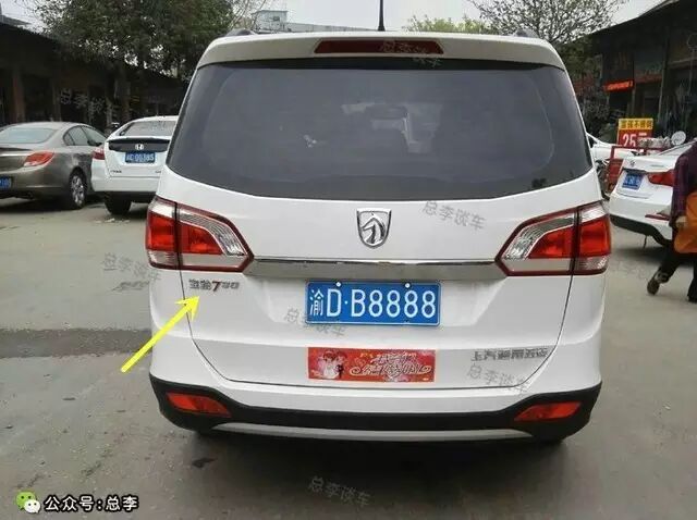 渝d88889,比渝d88888大一位数,车型长安面包车,车牌比车贵多了.