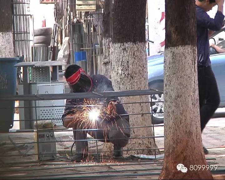 加油站旁烧电焊 火花四溅隐患大您瞧瞧这两名男子,他们是工具.