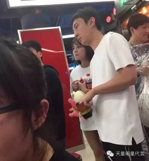 撩妹技能满格!王思聪上海抓娃娃身边美女环绕~