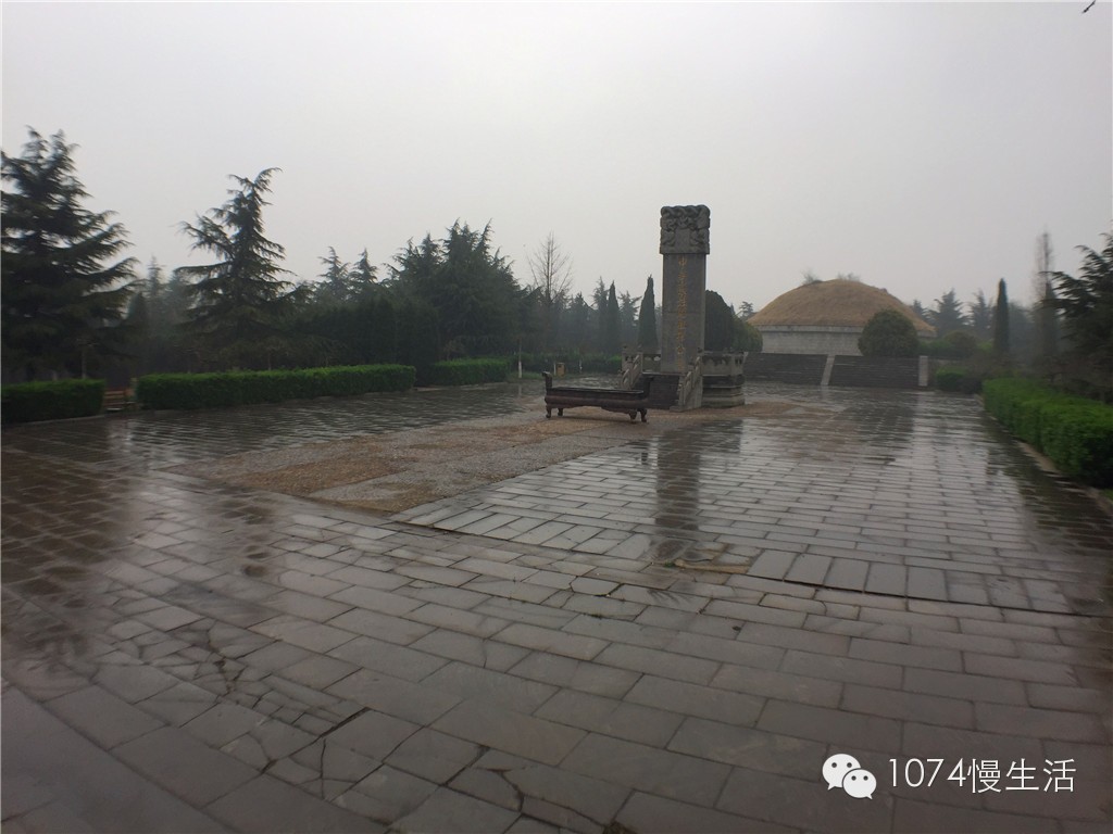 挥公墓直径20米，基座高2.6米，土球顶高5米。