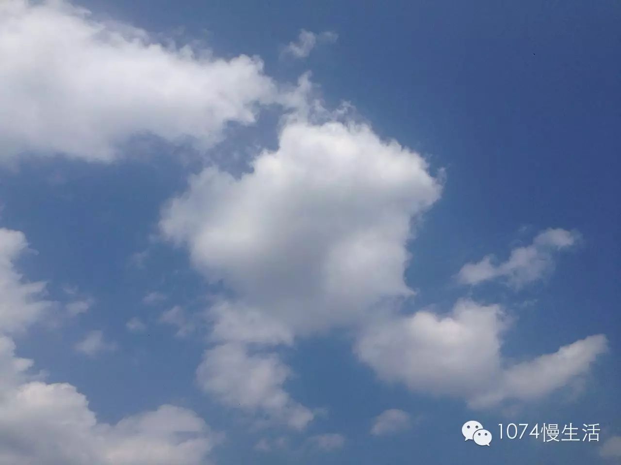 先來(lái)看看這飄著云彩的天空，果然不辜負(fù)天然氧吧的美譽(yù)