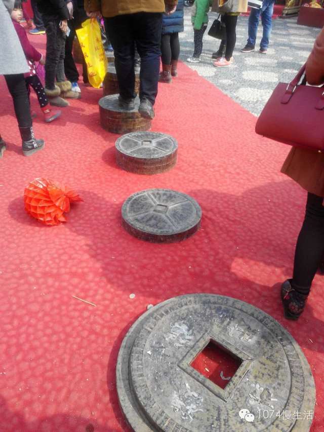 踩金錢，往前走，誰踏誰發(fā)財(cái)！我踩！我踩！我踩踩踩！2015發(fā)財(cái)啦~