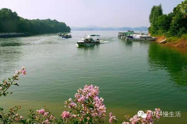 環(huán)湖皆山，湖光瀲滟，山色蔥翠。風光旖旎多姿，分外妖嬈。