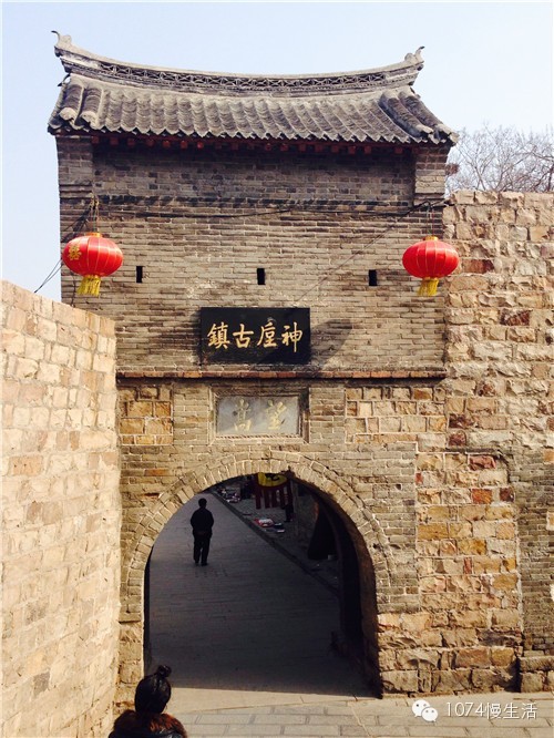 古樸的大門(mén)在午后陽(yáng)光下顯的格外的厚重