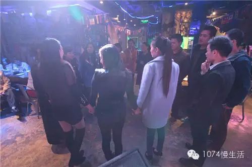在第一輪自我介紹結(jié)束后，大家開始進入游戲環(huán)節(jié)：愛的抱抱