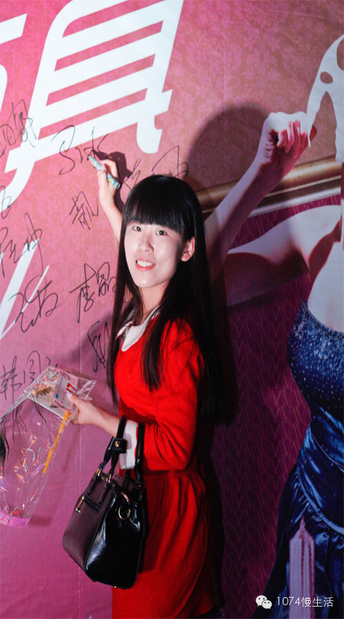 一手拿面具，一手瀟灑簽名，還不忘面對(duì)鏡頭露出甜美笑容，好嬌俏的氧氣美女。