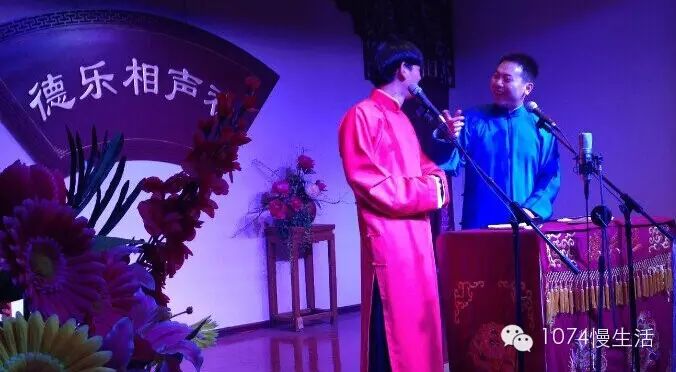 每當(dāng)演員表演精彩處，就會傳來陣陣的掌聲和喝彩聲