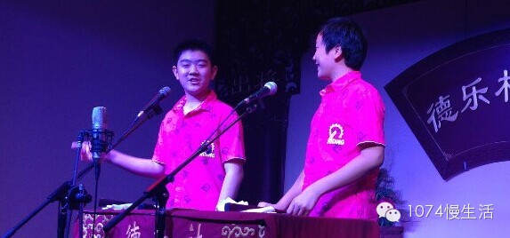 每當(dāng)演員表演精彩處，就會傳來陣陣的掌聲和喝彩聲