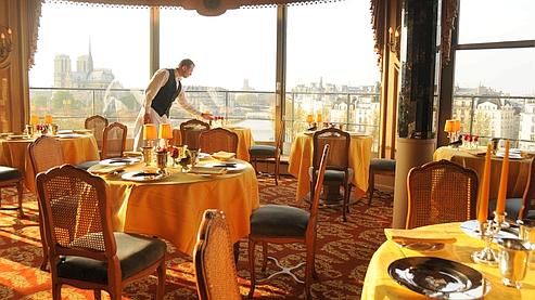 创立于1582年的银塔餐厅,坐落在巴黎的塞纳河畔.
