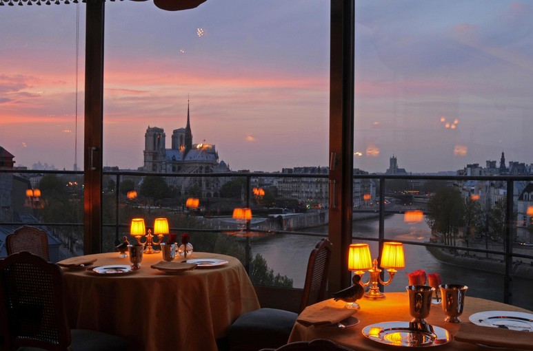 创立于1582年的银塔餐厅,坐落在巴黎的塞纳河畔.