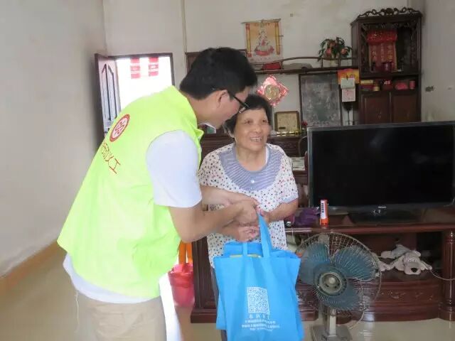 为孤寡老人送上粽子2_meitu_5.jpg