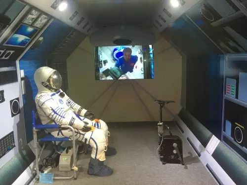 模拟太空舱中,宇航员对面的是他锻炼用的健身器